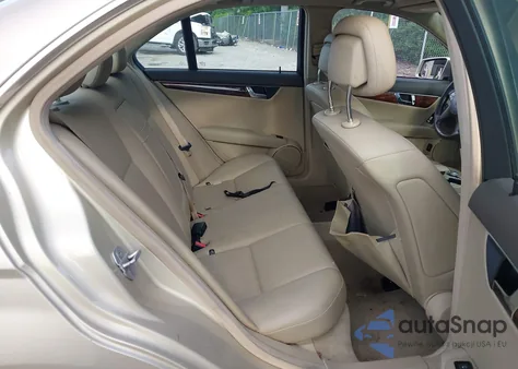 2010 Mercedes-Benz C 300 Sport z USA, uszkodzony, nr VIN WDDGF5EB5AR106130